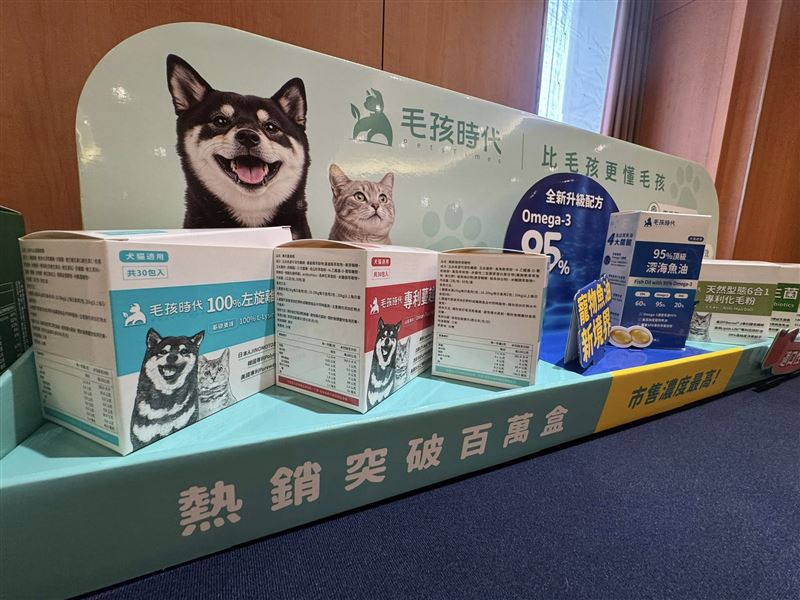 保健食品新兵騰勢（7889）將於1月13日登錄興櫃！公司挾帶旗下「達摩本草」、「毛孩時代」等熱銷品牌，去年逆勢繳出8.6億元營收。看準萌寵商機，騰勢宣布與通路龍頭萬達寵物（6968）強強聯手，合資成立「騰達寵物」，全面啟動「人用+寵物」雙引擎戰略，搶攻千億大健康藍海。（圖／記者師瑞德攝影）