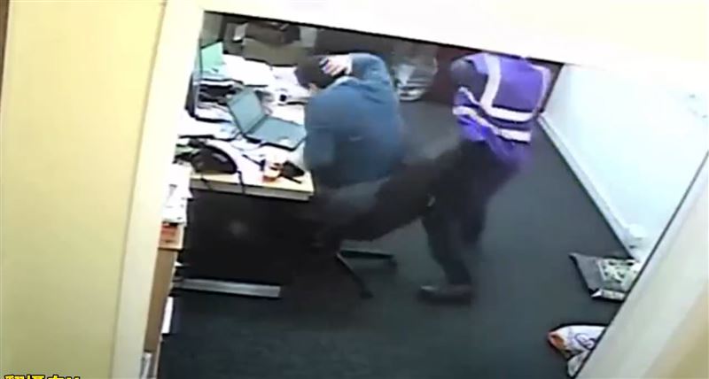 費爾頓趁對方不備掏出一把扳手，朝派克後腦猛烈重擊。（圖／翻攝自X平台）