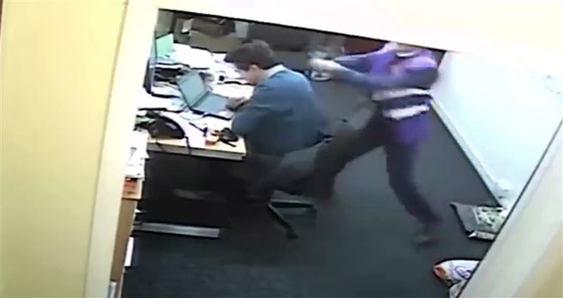 費爾頓趁對方不備掏出一把扳手，朝派克後腦猛烈重擊。（圖／翻攝自X平台）