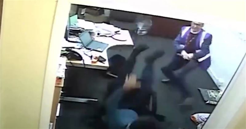 派克被打倒在地。（圖／翻攝自X平台）