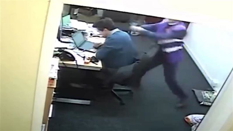 校長不爽女師情婦被共用！扳手爆頭副校長