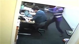 校長不爽女師情婦被共用！扳手爆頭副校長