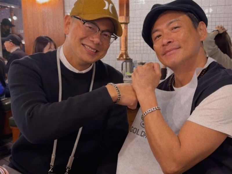 江宏恩兄弟檔擺出拳頭碰拳頭的姿勢。（圖／翻攝自江宏恩threads）