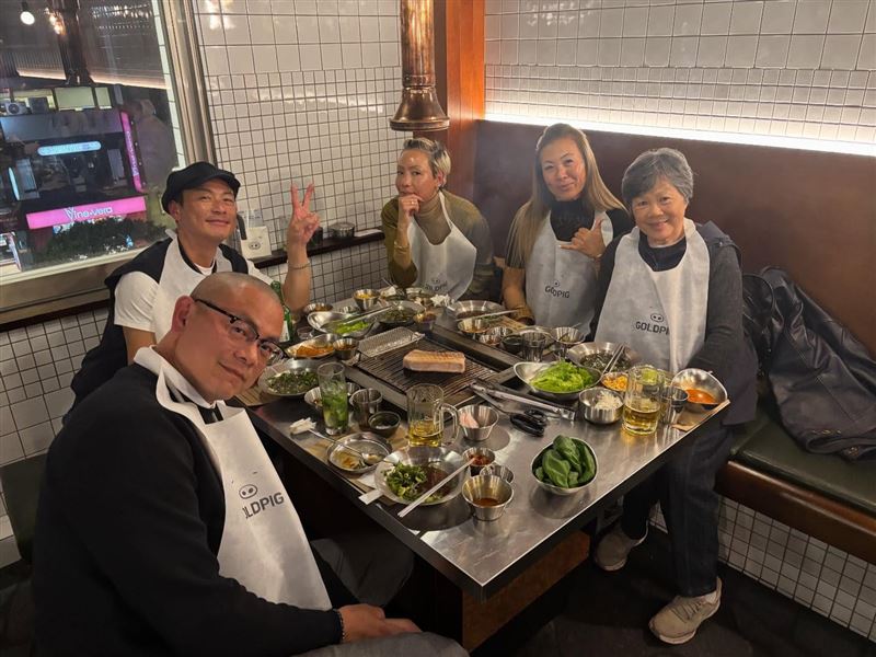 江宏恩貼出三姐弟與母親的大合照。（圖／翻攝自江宏恩threads）