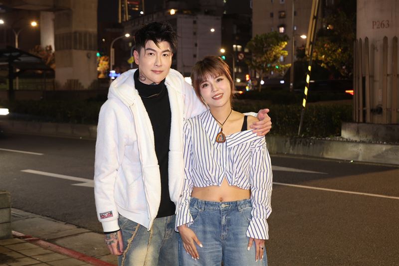 丟丟妹跟男友出席媒體尾牙。（圖／記者鄭孟晃攝影）