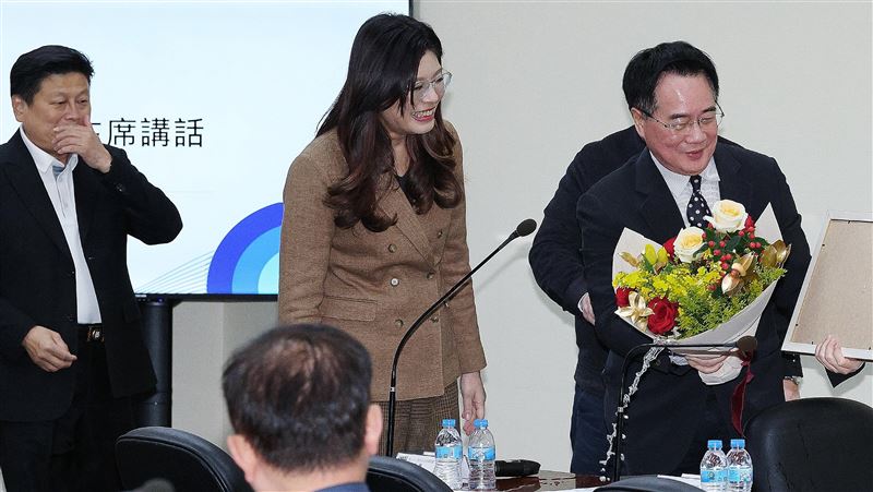 鄭麗文頒榮譽獎章給蔡正元 學者驚問這句