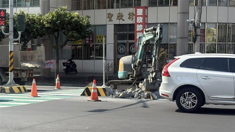 彰化縣一處行人庇護島，在短短十天內發生4起車禍並造成人員受傷事件。（圖／翻攝自鄭俊雄臉書）