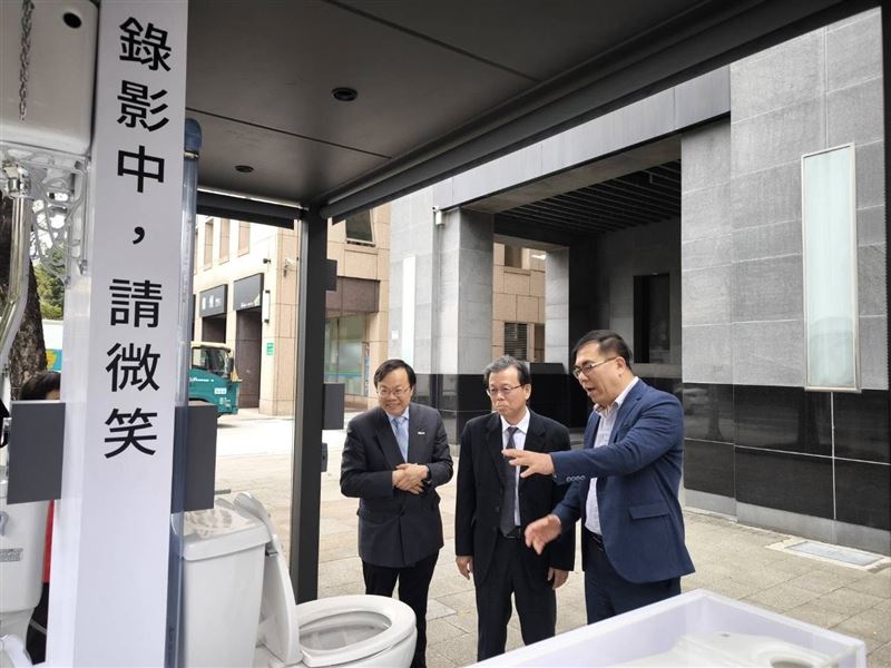 彭啓明說,歡迎大家經過環境部時,來看看這個馬桶陣。(圖/翻攝自彭啓明臉書)