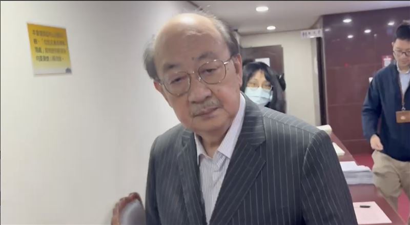 柯建銘現身衛環委員會坐鎮,但面對媒體提問未有回答。(圖/翻攝畫面)