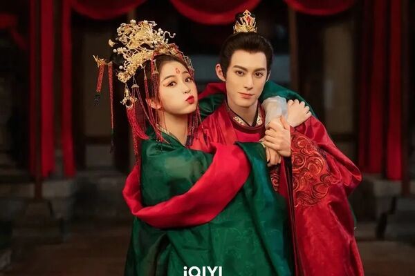 王鶴棣（右）因與虞書欣（左）合作《蒼蘭訣》而被湊CP。（圖／翻攝自微博）