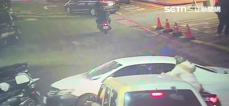 北市許女開車駛出停車場時，因油門踩太大力，導致車輛暴衝撞上對面商家門柱。（圖／翻攝畫面）