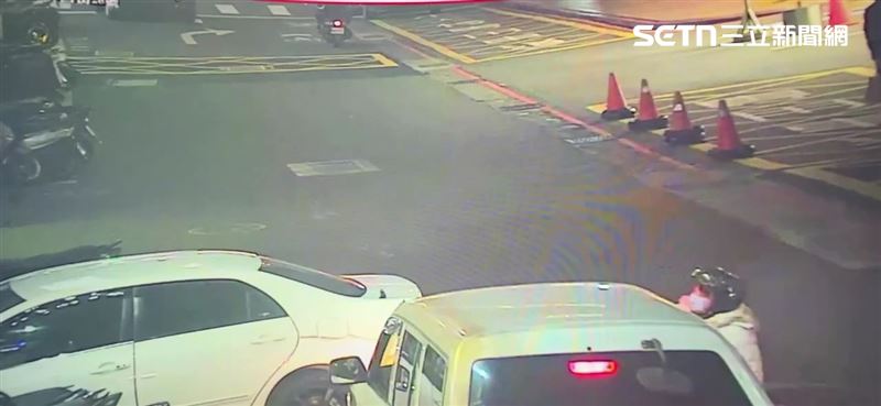 北市許女開車駛出停車場時，因油門踩太大力，導致車輛暴衝撞上對面商家門柱。（圖／翻攝畫面）