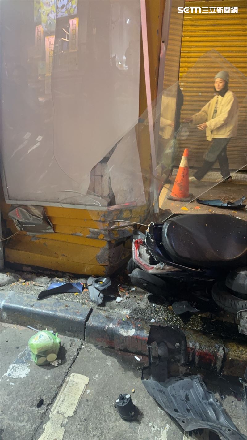 北市許女開車駛出停車場時，因油門踩太大力，導致車輛暴衝撞上對面商家門柱。（圖／翻攝畫面）