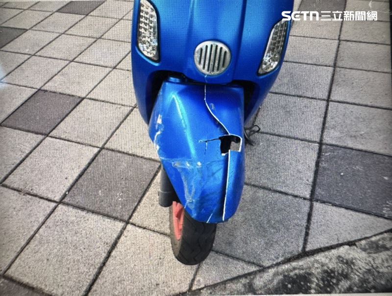 機車正面對撞貨車，肉包鐵傷勢嚴重。（圖／翻攝畫面）