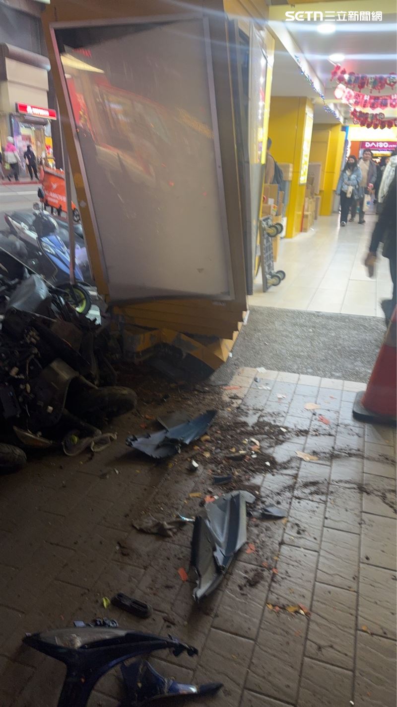 北市許女開車駛出停車場時，因油門踩太大力，導致車輛暴衝撞上對面商家門柱。（圖／翻攝畫面）