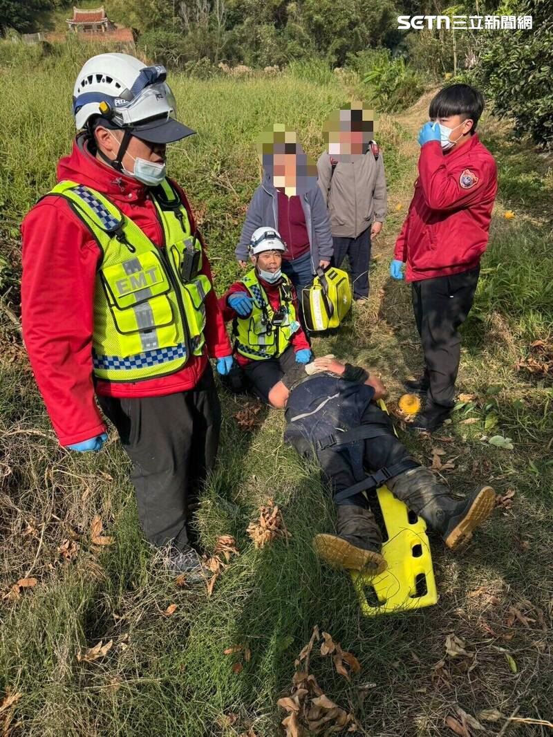苗栗頭屋鄉發生蜂螫事件，胡男除草疑驚動虎頭蜂窩，一家4口遭蜂螫。（圖／翻攝畫面）