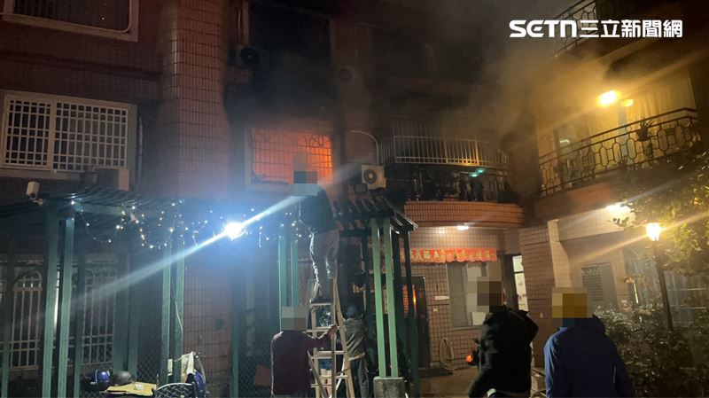 屏東縣內埔鄉一棟大樓今（8）日清晨5時許發生火警，起火的2樓鐵窗鎖死，火光不斷竄出。（圖／翻攝畫面）