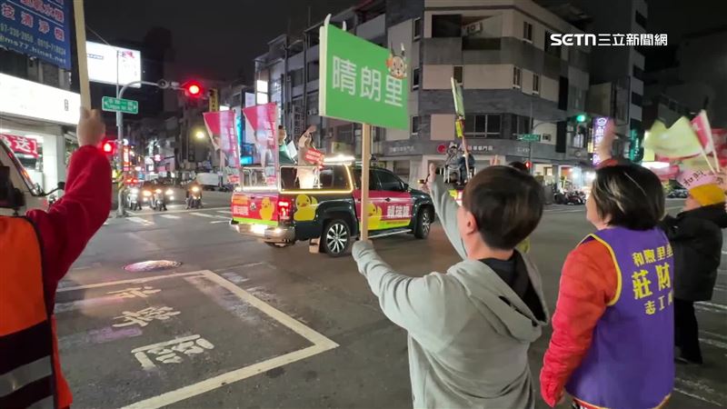賴瑞隆7日晚間鎖定苓雅區的夜市跟商圈進行車掃