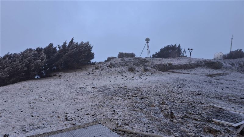 玉山出現霧淞景象。（圖／氣象署提供）