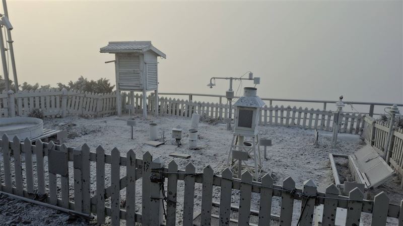 玉山出現霧淞景象。（圖／氣象署提供）