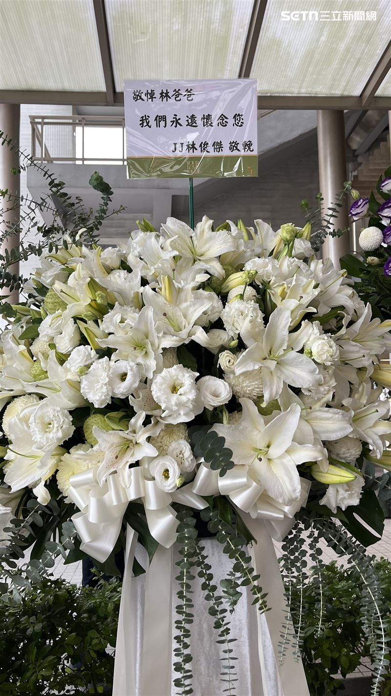 林光寧追思會，演藝圈好友送上花籃。（圖／記者趙于瑩攝影）