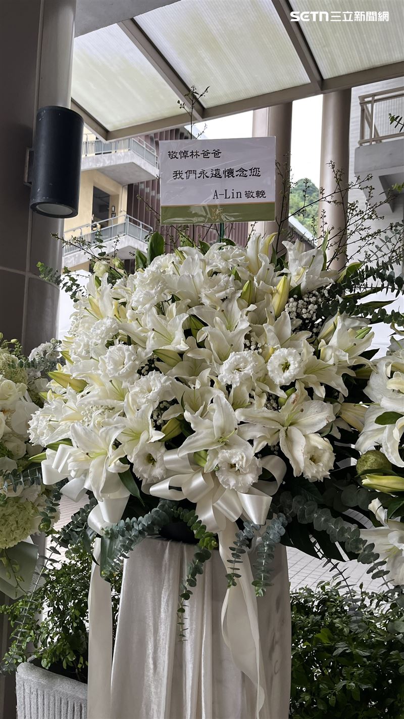 林光寧追思會，演藝圈好友送上花籃。（圖／記者趙于瑩攝影）
