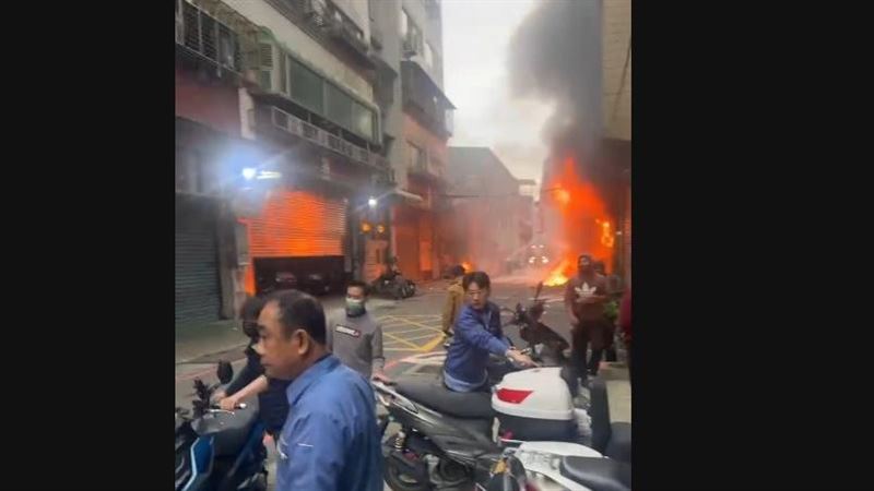 新北三重區光復路，某3層樓高的工廠發生火警。（圖／翻攝畫面）