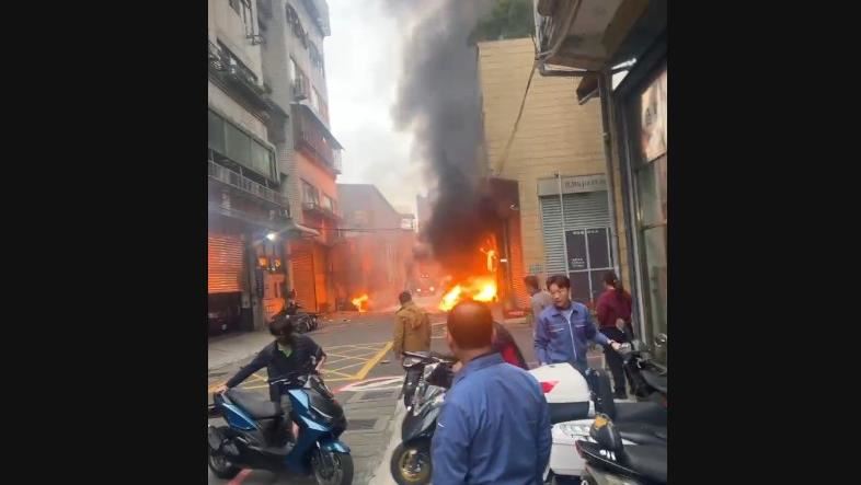 新北三重區光復路，某3層樓高的工廠發生火警。（圖／翻攝畫面）