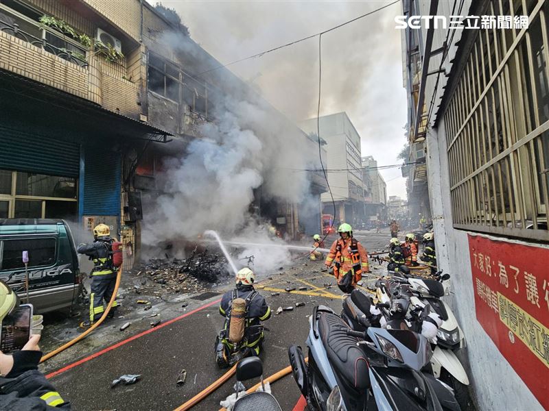 新北三重區光復路，某3層樓高的工廠發生火警。（圖／翻攝畫面）