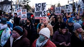 在ICE擊斃一名女子後，引發許多民眾不滿進而走上街頭抗議，手上還舉著要求ICE離開的牌子。（圖／美聯社／達志影像）