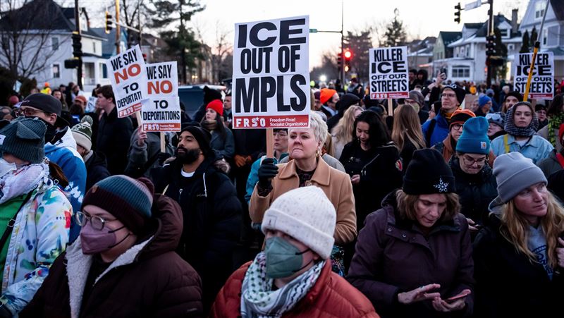 在ICE擊斃一名女子後，引發許多民眾不滿進而走上街頭抗議，手上還舉著要求ICE離開的牌子。（圖／美聯社／達志影像）
