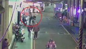 新北,板橋區,超商,偷竊,包裹,悠遊卡,女店員。（圖／翻攝畫面）