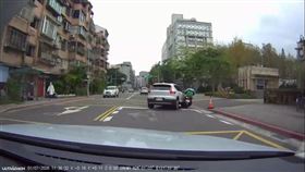 北市孫女開車行經吳興街220巷欲右轉時撞上楊姓外送員機車。（圖／翻攝自Threads @jimmykcc_）