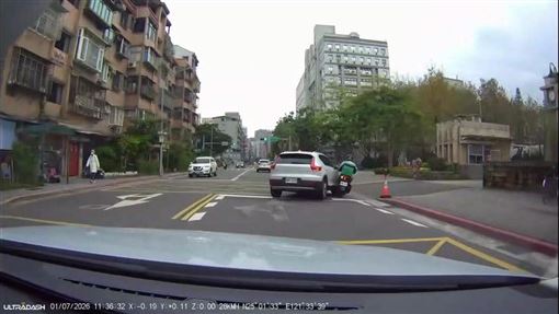 北醫旁轎車右轉撞機車　後車駕駛長呼一聲