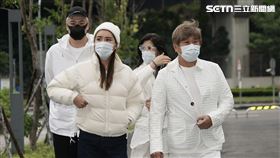 林光寧追思會，綜藝大哥胡瓜特別帶著愛妻丁柔安與女兒小禎，一家三口身穿白衣現身致意。（圖／記者趙于瑩攝影）