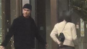 阮經天被中國狗仔拍到他和小20歲女友一起回飯店。（圖／翻攝自瓜田寒姐百度）