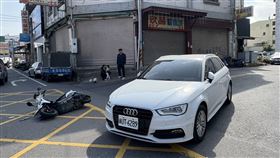 彰化市彰草路與精誠路口昨天（7日）發生一起車禍，謝姓女子（25歲）騎車載著2歲的女兒行經路口時，與周姓男子駕駛的小客車碰撞，謝女人車倒地，女兒也拋飛倒在一輛小貨車底，險些就遭車輪輾過，所幸謝女及時伸手施救才未發生憾事。（圖／翻攝畫面）