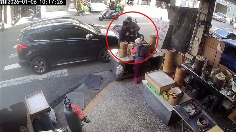 難抵肉包誘惑！毒犯冒險下車買3顆9秒被逮