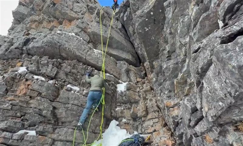 新竹縣消防局接獲轉報，派遣10人入山救援。（圖／翻攝畫面）
