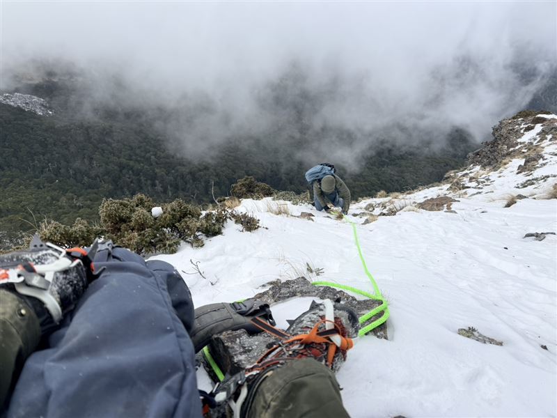 新加坡籍登山客獨攀品田山，因裝備掉落受困求救。（圖／翻攝畫面）