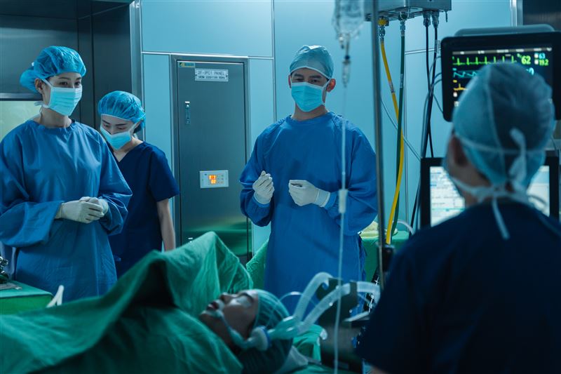 李曼唯（Emma）出事躺手術台，温昇豪（中）換上手術服親自上陣。（圖／六魚文創提供）