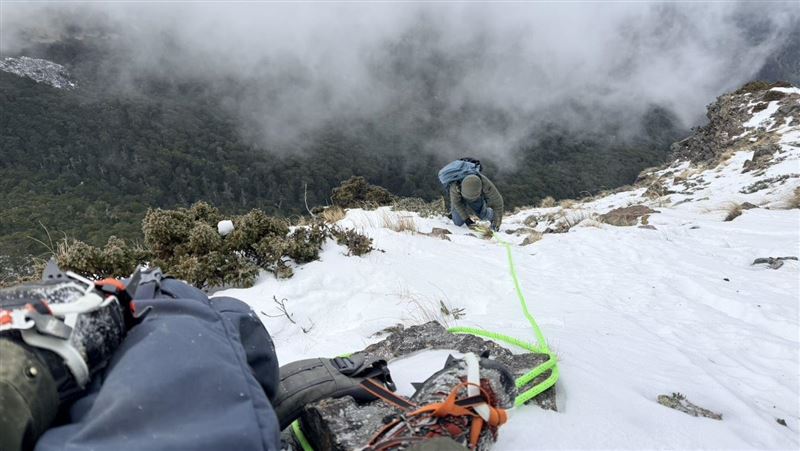 新／登山客獨攀品田山「裝備掉落」爬不回
