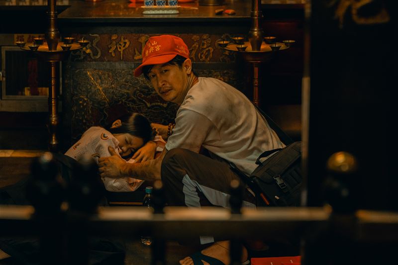 邱凱偉（右）求助民俗療法，帶女兒黃歆庭（左）逃院正面槓上醫療團隊。（圖／六魚文創提供）