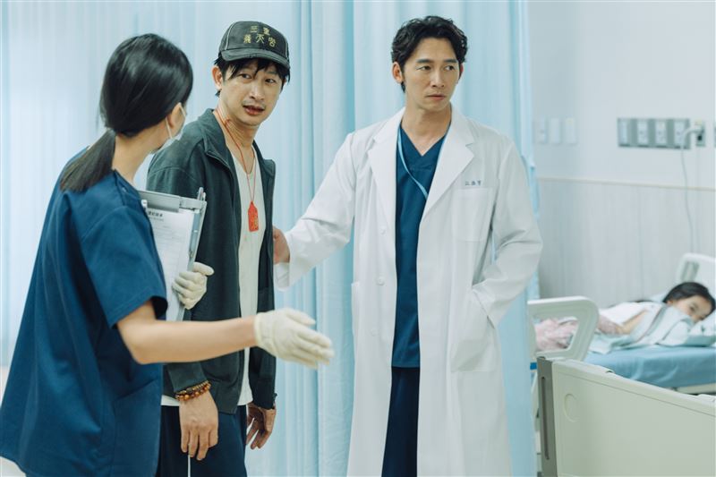 邱凱偉（左2）對女兒病情交代不清，引温昇豪（右）懷疑。（圖／六魚文創提供）