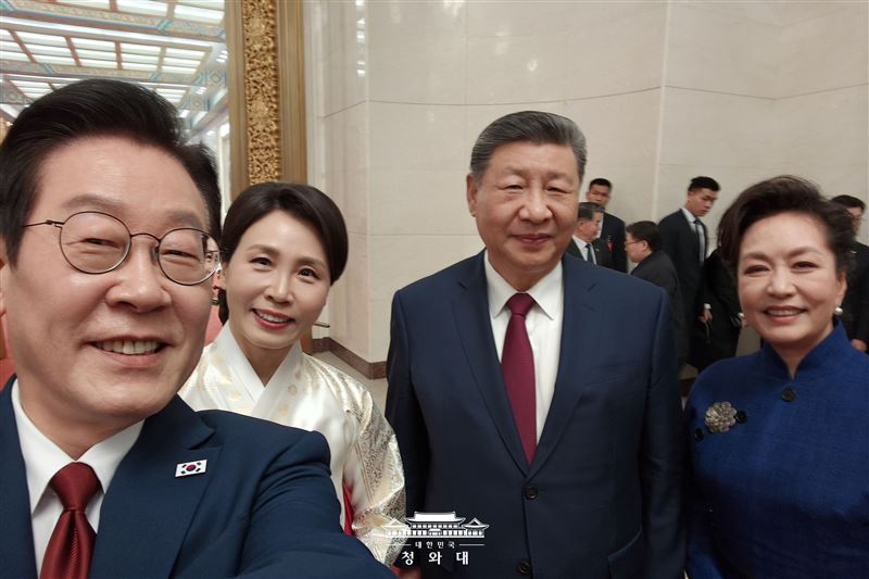 李在明於5日與習近平會面，兩人還與各自的夫人留下俏皮自拍照。（圖／翻攝自青瓦台官網）