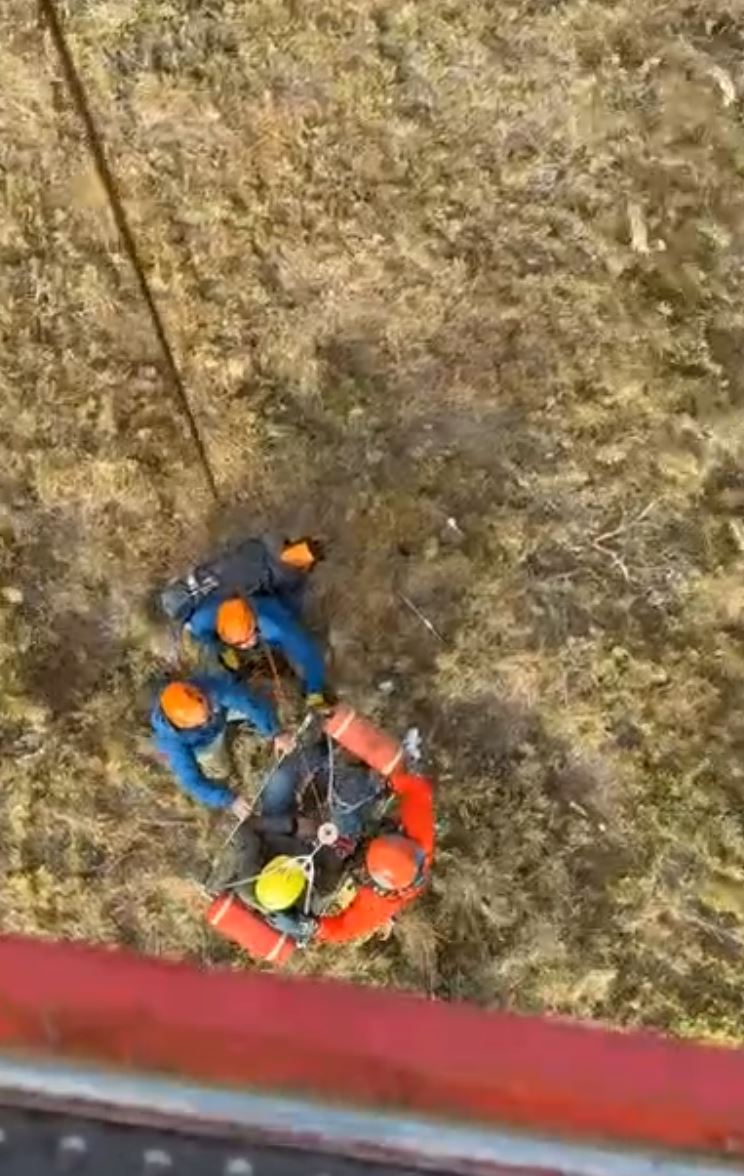 空勤總隊出動NA-709黑鷹直升機吊掛救回。（圖／空勤總隊第二大隊提供）