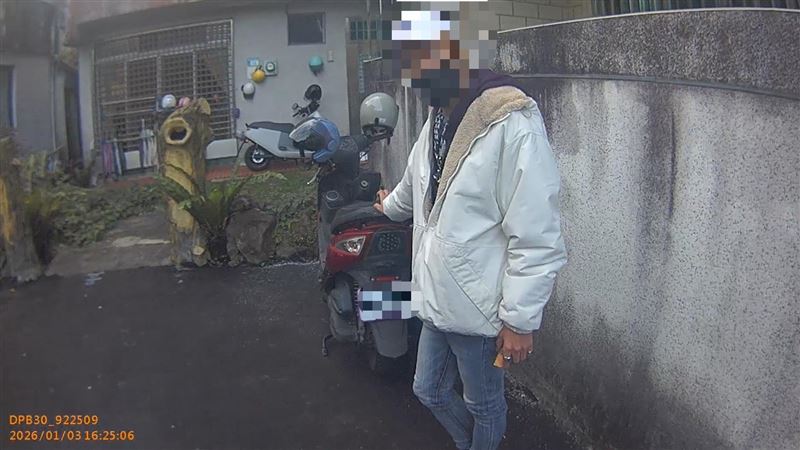被通緝的50歲黃姓男子，疑侵占機車遭警方攔查。（圖／翻攝畫面）