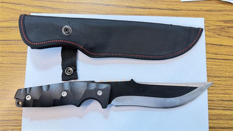 機車車廂內搜出一把匕首。（圖／翻攝畫面）