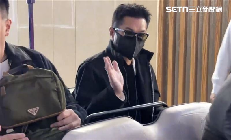 古天樂抵達台灣，在機場開心揮手打招呼。（圖／駐地記者石明啟攝影）