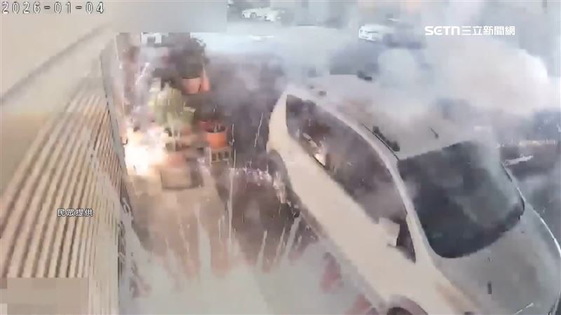 男子深夜拿沖天炮炸鄰居家。（圖／民眾提供）